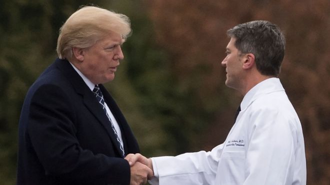 Президент США Дональд Трамп обменивается рукопожатием с врачом Белого дома контр-адмиралом доктором Ронни Джексоном после его ежегодного медицинского осмотра в Мэриленде, январь 2018 года