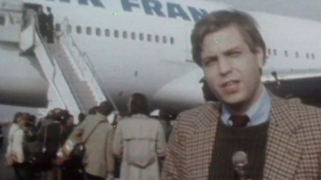 Джон Симпсон стоит перед самолетом, перевозящим Хомейни в Тегеран 1 февраля 1979 года