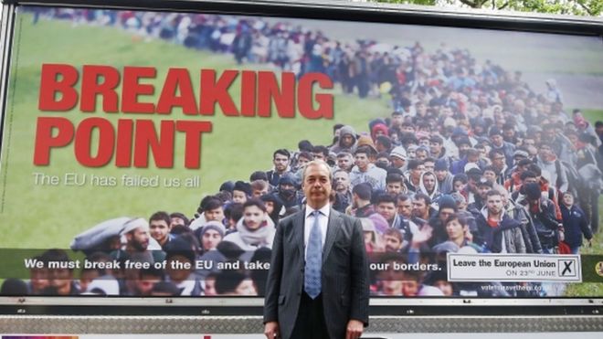 Найджел Фараж стоит перед «Пределом разрушения» UKIP; постер