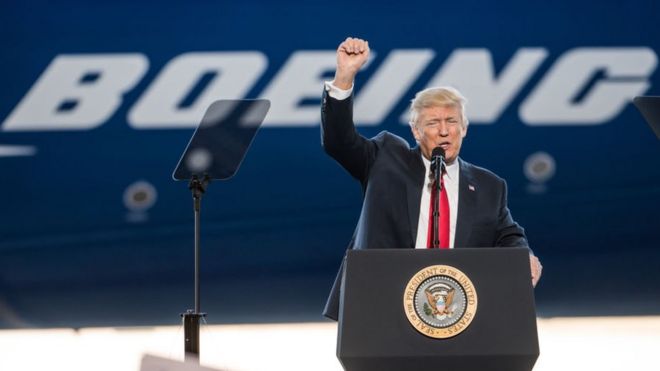 Donald Trump durante visita Ã  fÃ¡brica da Boeing na Carolina do Sul em 2017