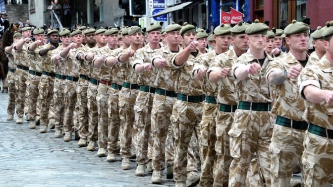 Британские солдаты маршируют по улицам Эдинбурга