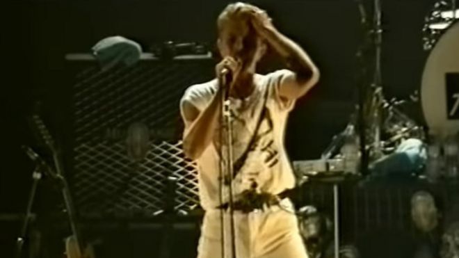 Дэвид Боуи на сцене в Вулверхэмптоне в 1991 году