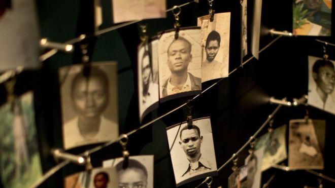 Фотографии некоторых из погибших висят на экспозиции в Мемориальном центре геноцида в Кигали, Руанда. 5 апреля 2015 года