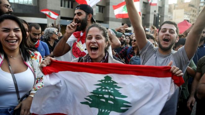Başbakan Saad Hariri'nin istifasını kutlayan hükümet karşıtı göstericiler.