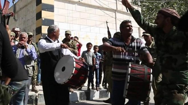 Combatientes bailando