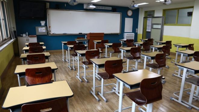 Перед повторным открытием школы в средней школе для девочек Ёидо 19 мая 2020 года виден пустой класс
