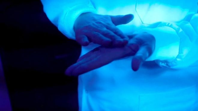 Médica mostra maneira correta de lavar as mãos para evitar contaminações