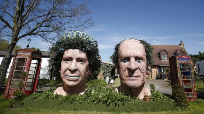 Два гигантских терракотовых бюста королевы и принца Филиппа на выставке в саду фермы Fifield House возле Виндзора
