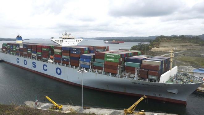 Китайский контейнеровоз в Панамском канале