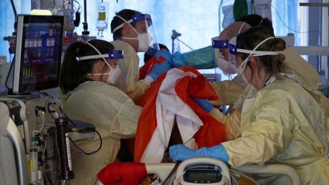 Médicos asisten a un paciente con covid severo en el hospital Queen Alexandra en Portsmouth, sur de Inglaterra, marzo 2021