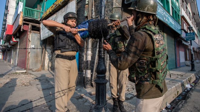 Soldiers prepare barricades in Srinagar