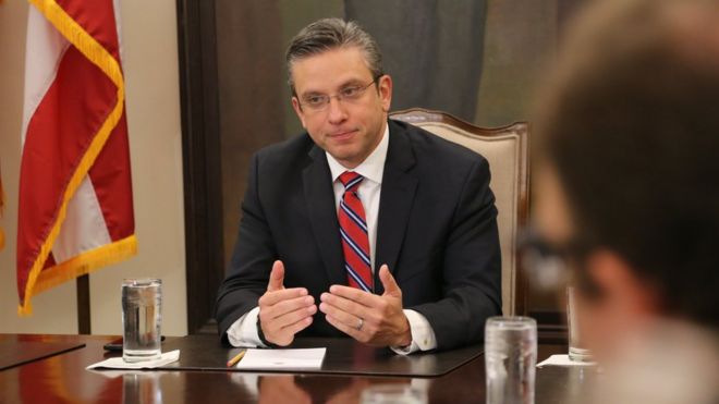 Губернатор Падилья за столом переговоров
