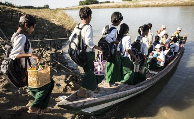 Дети садятся в лодку после школы в городе Хинтада в дельте Иравади в Мьянме 4 ноября 2015 года.