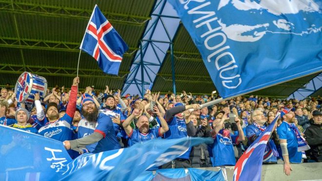 Fanáticos de fútbol islandeses en una grada