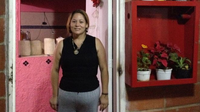 Марбелли Санчес стоит перед своей квартирой в Санта-Розе