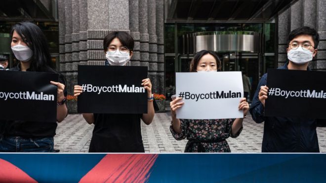 Люди призывают к бойкоту Мулан