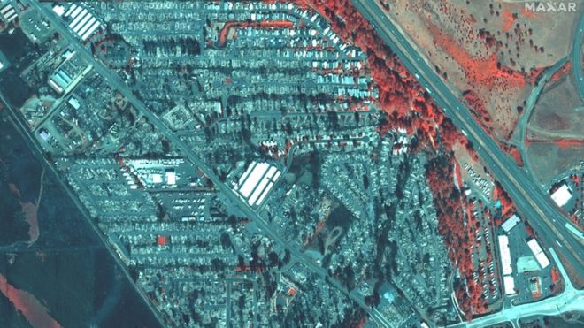 На цветном инфракрасном спутниковом снимке показаны разрушенные дома после пожара Аламеда в Фениксе, штат Орегон, США, 9 сентября 2020 г.
