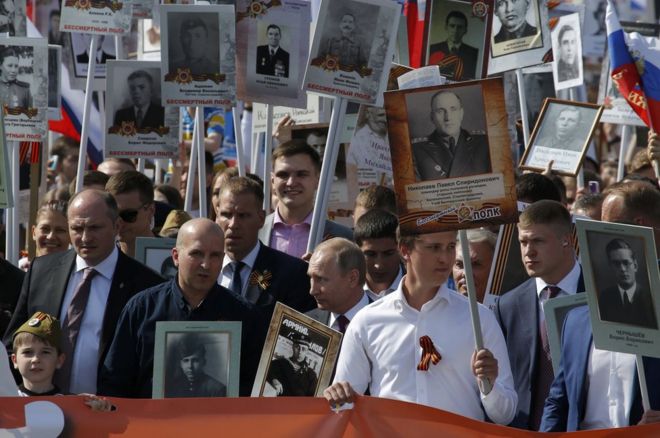 Президент Путин (спереди, в центре) идет в память о погибших на войне, 9 мая 16