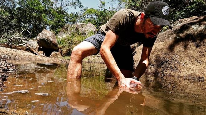 Julio Lobo usa armadilha feita com garrafa plástica para capturar pequenos peixes