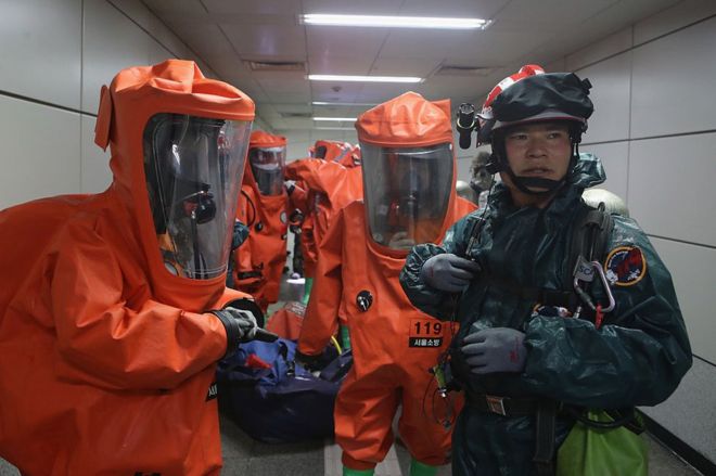 Сотрудники аварийно-спасательных служб в защитной одежде участвуют в антитеррористических и антихимических террор-учениях в рамках «Стража свободы Ульчи» (UFG) 2016 года на станции метро Yeoui 23 августа 2016 года в Сеуле, Южная Корея.