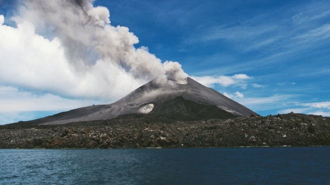 Krakatoa echando humo