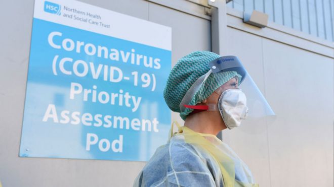 Медсестра отделения неотложной помощи во время демонстрации процедур тестирования на коронавирус и вирус Covid-19 рядом с отделением неотложной помощи районной больницы Антрим, Ко-Антрим в Северной Ирландии