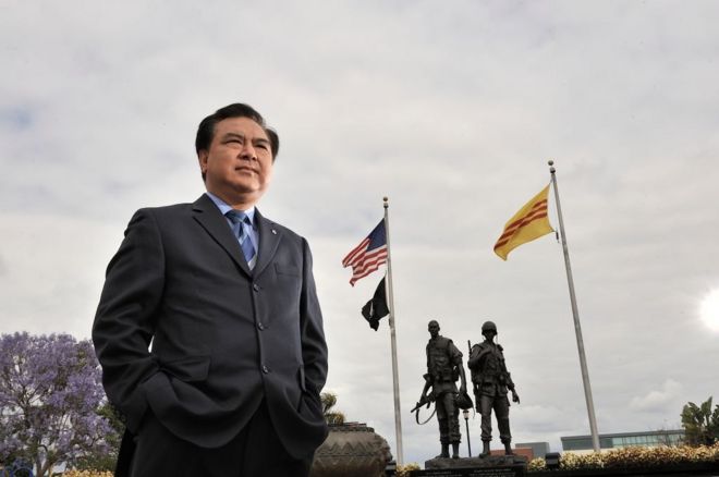 Cựu Dân biểu California Trần Thái Văn trước Tượng đài Chiến sĩ Việt Mỹ ở Westminter, California năm 2015