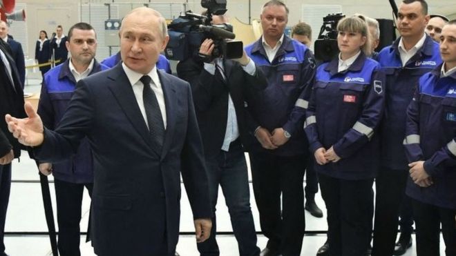 Vladimir Putin speaking to cosmonauts