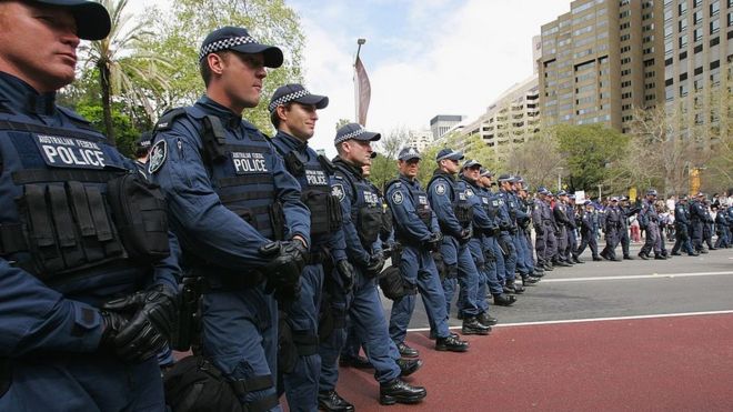 Офицеры Федеральной полиции Австралии выстроились в очередь возле протеста в 2007 году