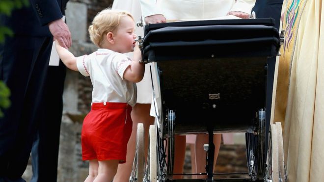 Принц Джордж вглядывается в коляску своей сестры