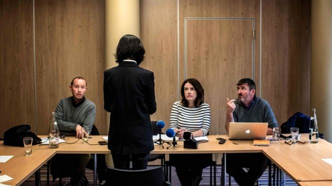 Грейс Мэн беседует с журналистами 7 октября 2018 года в Лионе во время пресс-конференции, на которой она не хотела, чтобы ее лицо было показано