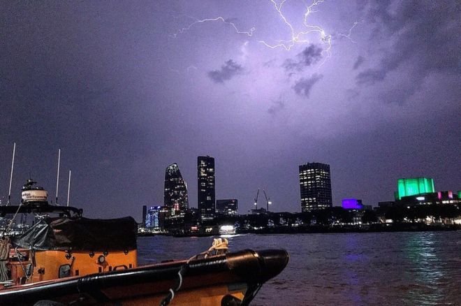 молния, освещающая небо над южным берегом реки Темзы в Лондоне