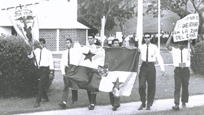 Estudiantes panameños que accedieron a la Zona del Canal.
