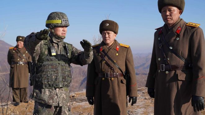 Северокорейские и южнокорейские солдаты на межкорейской границе