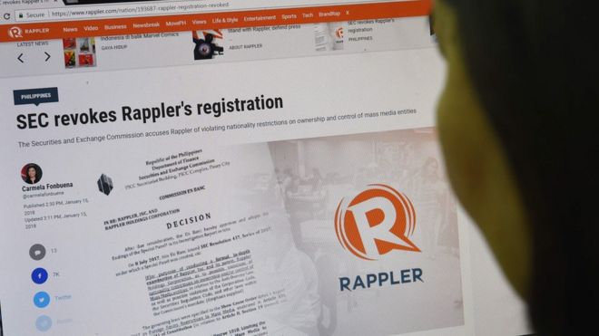 Новостной сайт Rappler проверен пользователем в Маниле, 15 января 2018 года