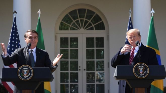 Bolsonaro, Ã  esquerda, e Donald Trump em discurso na Casa Branca