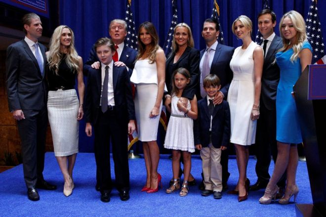 Дональд (4-й слева) и Мелания Трамп (5-й слева) с большой семьей, включая Джареда Кушнера (2-й справа)