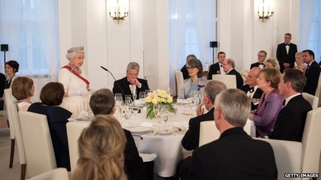 Королева выступает на государственном банкете в Германии
