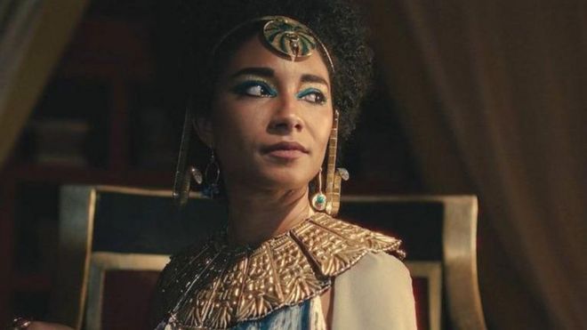 سریال «ملکه‌های آفریقایی: ملکه کلئوپاترا»، بازیگر بریتانیایی، اَدل جیمز را در نقش حاکم مصر نشان می‌دهد