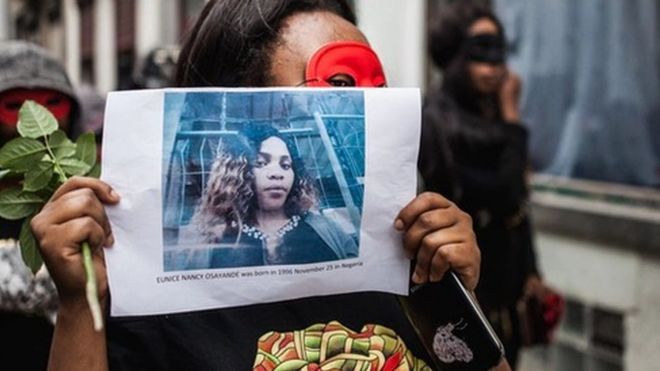 Un manifestante sostiene una foto de Eunice Osayande.