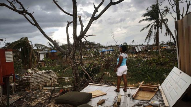 Дама стоит на развалинах своего разрушенного дома в Сан-Исидро, Пуэрто-Рико, после того, как ураган Мария обрушился на остров.