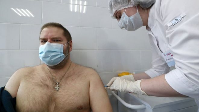 Hombre siendo vacunado en Moscú
