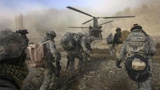 На этом снимке, сделанном 22 ноября 2008 года, солдаты армии США из 101-й воздушно-десантной дивизии 2-506 и афганские национальные полицейские и армия загружаются на вертолет UH-47 «Чинук», приземляющийся в ходе третьего дня операции «Шир Пача» в Дерезде. Долина в скалистых горах Спира в провинции Хост, вдоль афгано-пакистанской границы, прямо через границу из беззаконного пакистанского региона Вазиристан.
