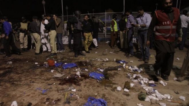 Чиновники осматривают место нападения в Лахоре