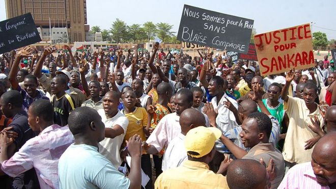 Сторонники оппозиции в Буркинабе 30 апреля 2011 года проводят митинг в столице страны Уагадугу против роста стоимости жизни и режима долго действующего президента Блеза Компаоре, который четыре раза переизбирался в ходе оспариваемых выборов с 1991 года после прихода к власти в результате переворота 1987 года