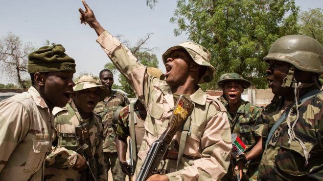 Нигерийские солдаты празднуют захват Бамы из Боко Харам в 2015 году
