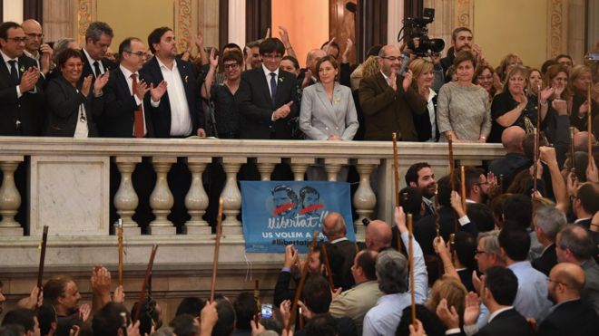 Carles Puigdemont y los miembros del Parlamento