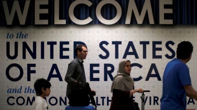 Международные пассажиры прибывают в Вашингтонский международный аэропорт имени Даллеса 26 июня 2017 года