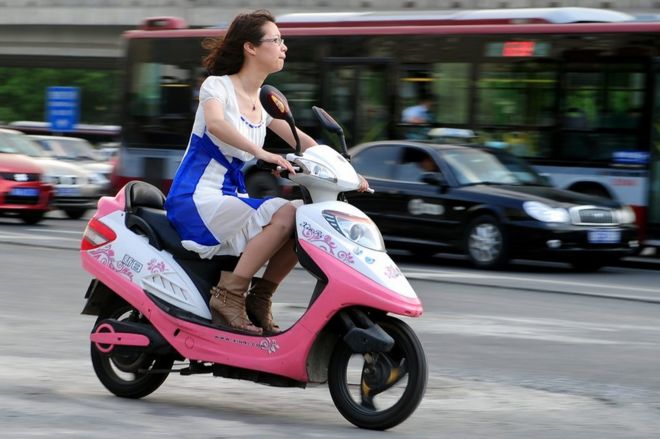 Женщина езда электрический скутер