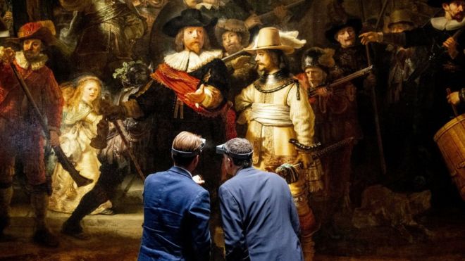 Генерални директор Рајксмузеја Тако Дибитс (лево) и Тијери Ванланкер, генерални директор компаније АкзоНобел (лево) стоје испред Рембрантове слике у Амстердаму
